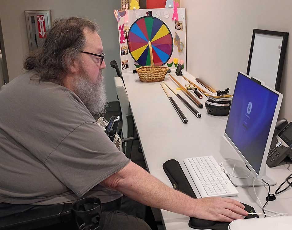 veteran on computer
